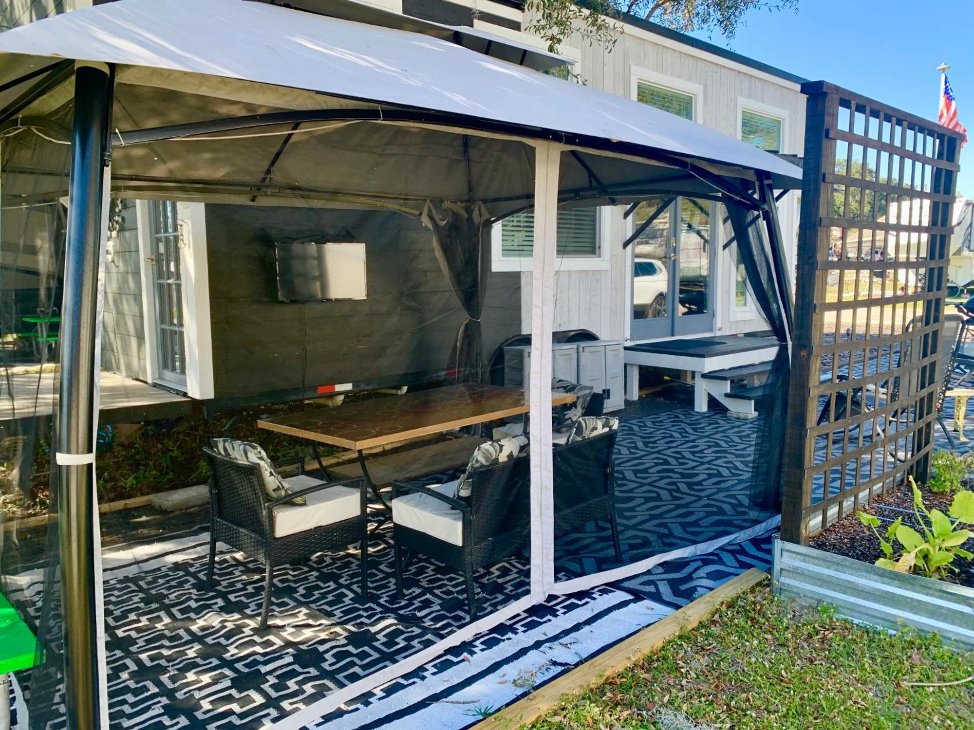 Pet Friendly, Modern Tiny House In Vibrant Clermontヴィラ エクステリア 写真