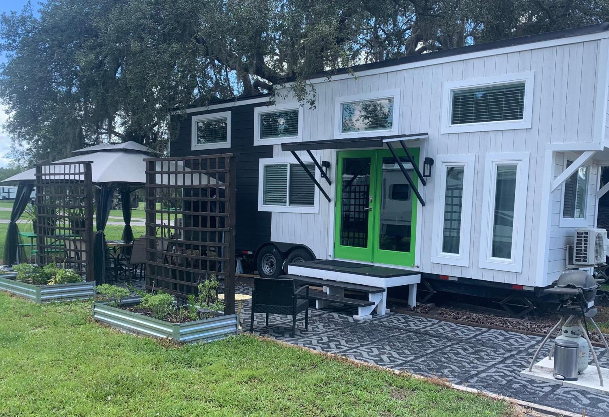 Pet Friendly, Modern Tiny House In Vibrant Clermontヴィラ エクステリア 写真